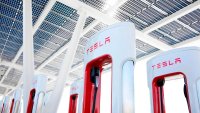 Хотелиер събори три зарядни Tesla заради политиката на Мъск