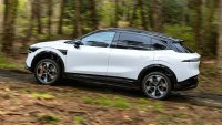Китайски SUV се запали на зарядна станция