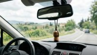 Защо опитни шофьори крият коркова тапа в купето през лятото