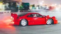 Люис Хамилтън дрифти с Ferrari F40 в Токио