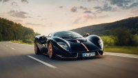 Първото серийно De Tomaso P72 блести в розово злато