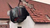 Volvo с 5 човека се приземи върху къща