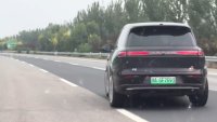 Ето как китайски SUV се движи като рак по магистрала