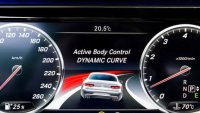 Специална функция на Mercedes преобръща законите на физиката