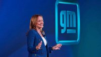 Шефката на GM печели колкото 310 инженери
