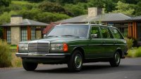  Погребан от земетресение Mercedes 280 TE беше продаден 252 000 долара
