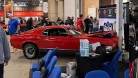 Рядък Ford Mustang се блъсна в стълб по време на търг