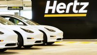 Hertz моли клиентите си да купят EV на безценица