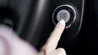 Какво ще се случи, ако натиснете бутона Start-Stop по време на движение?