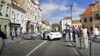 Tesla се блъсна в кола, за да спаси пешеходец