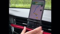 Обикновен ластик за коса превръща телефона в удобна навигация