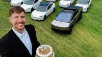 Блогър ще раздаде безплатно 26 електрически автомобила Tesla