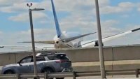 Пътнически Boeing удари камион и джип на магистрала