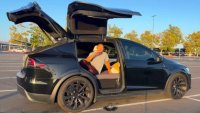 Бивш служител на Tesla превърна Model X в дом
