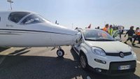 Fiat Panda и самолет се удариха на летище