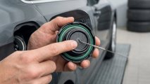 Защо малкият отвор на капачката на резервоара е от ключово значение