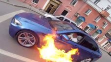BMW M5 се запали на оживен булевард (ВИДЕО)