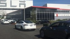 Американец нападна Tesla Model S с брадва