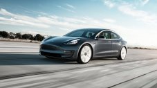 Tesla дава Model 3 на този, който пробие защитата на колата