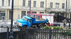 ЗИЛ се опита да скочи в реката от Лъвов мост