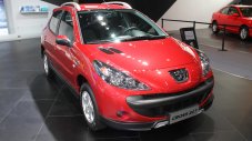 Peugeot 207 излиза извън пътя