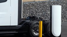 Tesla направи &bdquo;домашна&ldquo; зарядна станция със 125 kW