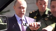 Путин инспектира нов автомобил. Разпадна се пред очите му (Видео)