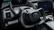 Защо Toyota копира спорния волан на Tesla за своя електрически SUV?