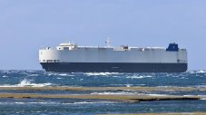 Кораб с 3000 автомобила гори край Аляска