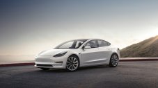 Собственик на Tesla  дистанционно блокира крадец в колата си