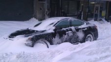 Как шофьори „убиват“ колите си, когато се опитват да излязат от снежна преспа