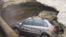 Дупка в Русия глътна цяла кола