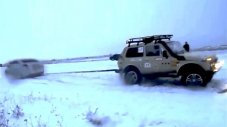Audi S6 срещу Lada 4x4 в дърпане на въже (ВИДЕО)