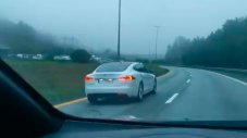 Пиян норвежец заспа в движеща се Tesla Model S