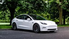 Американец, излъгал Tesla да му даде 5 коли, без да ги плати, влиза в затвора