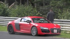 Audi R8 e-tron се разби на "Нюрбургринг"