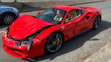 Ново Ferrari 488 оцеля само минути на пътя