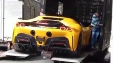 Как не сe сваля от автовоз най-скъпото и най-бързо Ferrari?