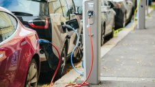 Цените на употребявани електрически коли се сринаха за година