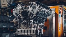 Bentley спира легендарния V12 двигател