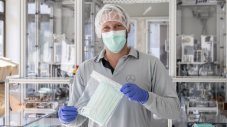 Работниците в Mercedes получават по 1000 евро бонус заради маските