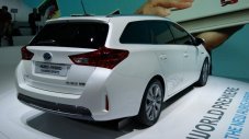Toyota Auris става комби