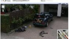 Гол пич в багажника на Mercedes лъсна в Google Street View