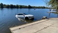 Опит за изтегляне на лодка завърши с удавена Tesla