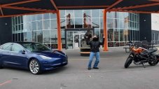Tesla Model 3 яде бой от електрически мотоциклет