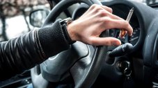 Пушенето зад волана е вредно не само за здравето