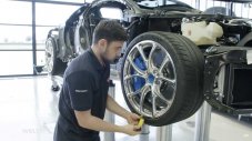 Bugatti показа в детайли как се прави Chiron