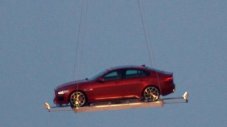 Jaguar XE прелетя над Лондон