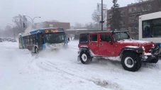 Могат ли 3 всъдехода да измъкнат автобус от преспа (ВИДЕО)