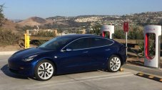 Зарядните на Tesla се оказаха безплатни за всички, освен за... Tesla